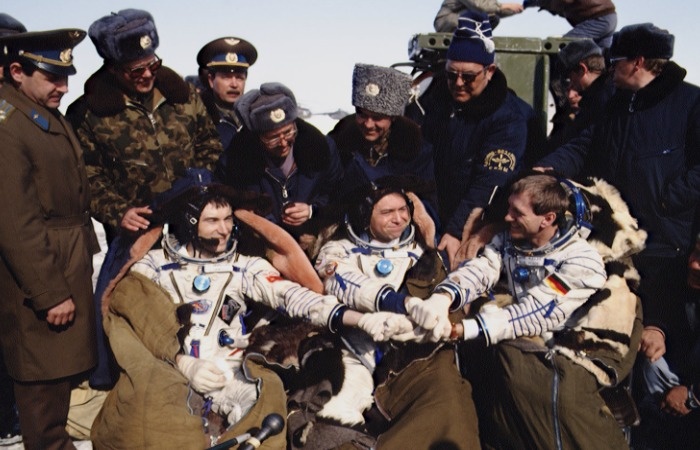 Возвращение Крикалева после первого полета в космос еще при СССР.