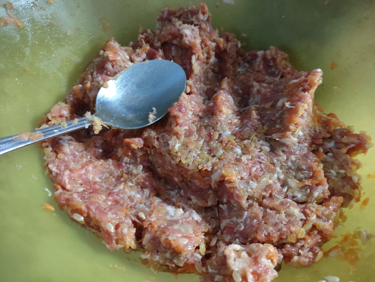 В фарш добавила немного морковки и смесь бурого риса и булгура