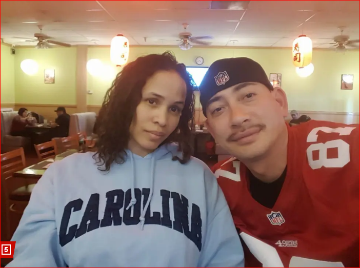 Уильямс позирует с жертвой Джонатаном Уиллеттом перед тем, как обезглавить его.