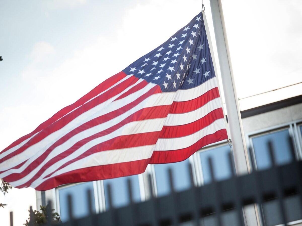    Американский флаг возле посольства США в Варшаве | © Getty Images / NurPhoto / Maciej Luczniewski