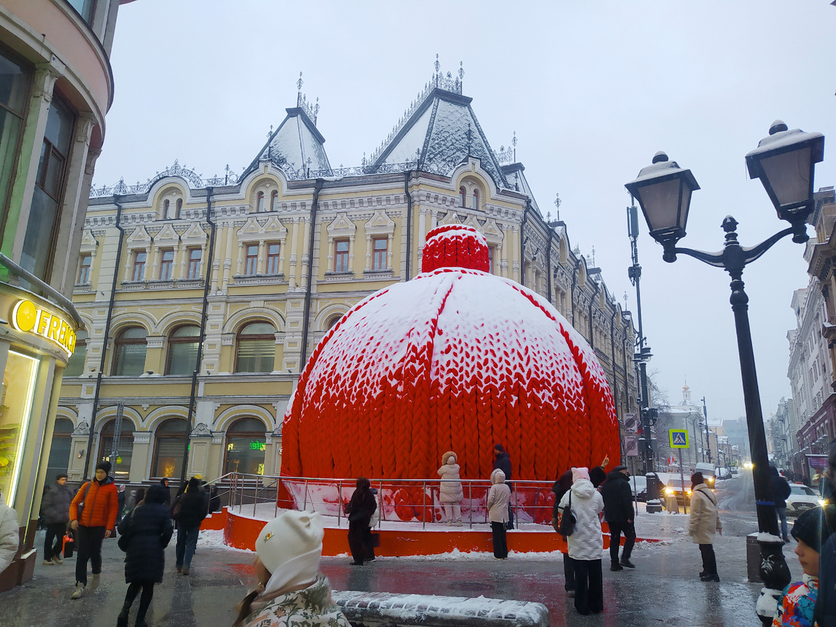 Вязаный ёлочный шар на Кузнецком Мосту в Москве