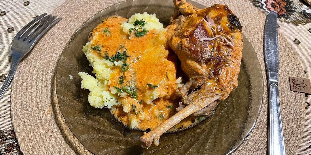 Мужчина на кухне. Тушим с овощами кролика