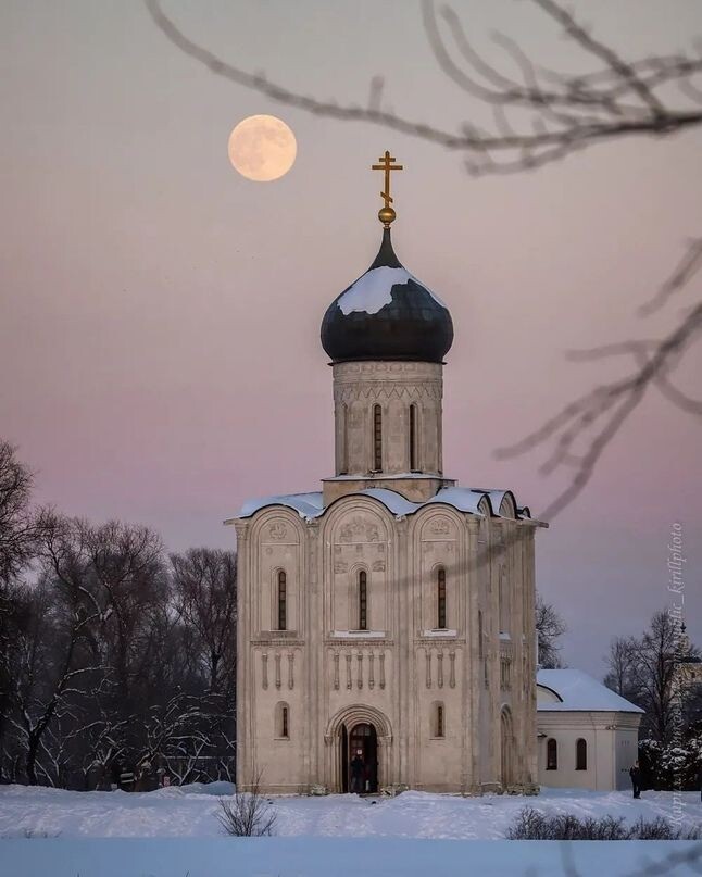 Здесь нет колокольни, нет притвора, нет пристроек справа и слева. 
