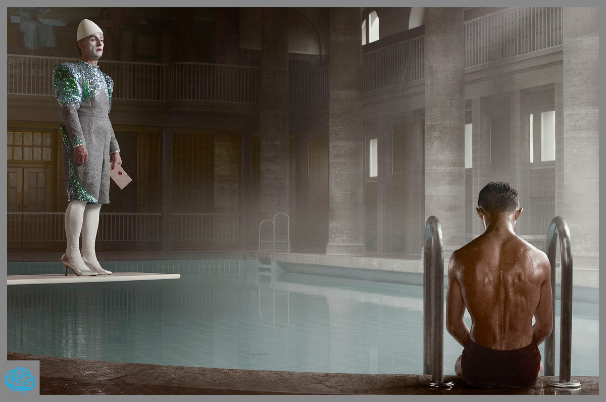 Эта работа называется «The Swim» и входит в серию Hope (2005) Эрвина Олафа.
Ключевая особенность Олафа — избыточная театральность, которая создаёт ложное ощущение ясности. Всё выглядит слишком выстроенным, слишком символичным, слишком “понятным”. Именно поэтому зритель поначалу уверен, что он схватывает смысл.
Но чем дольше смотришь, тем сильнее ощущение:
смысл ускользает,
сцена не разрешается,
контакт не происходит.
Это визуальный аналог мысли:
«Мне всё ясно — значит, ясно и другому».
И, как в жизни, это оказывается ошибкой.
Работа почти буквально иллюстрирует когнитивное искажение, о котором идёт речь в тексте:
Стоящий персонаж выглядит так, будто уверен:
«Моё послание очевидно. Моя роль ясна. Мои мотивы читаемы».
Сидящий персонаж выглядит так, будто должен всё понимать —
ведь он рядом, он в одном пространстве, он “видит”.
Но мы, как зрители, понимаем главное:
никакой гарантии понимания здесь нет вообще.
Олаф показывает:
физическая близость, визуальная открытость, демонстративность эмоций
≠ психологическое понимание. 
