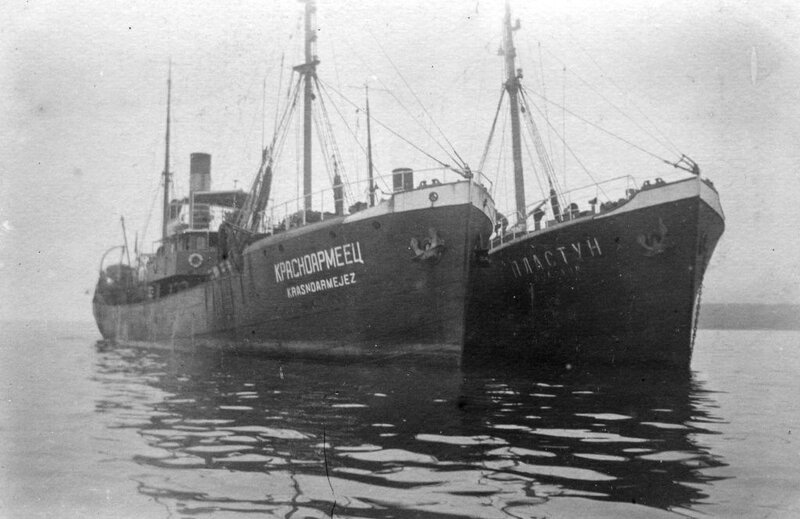 Справа — рыболовный траулер «Пластун».