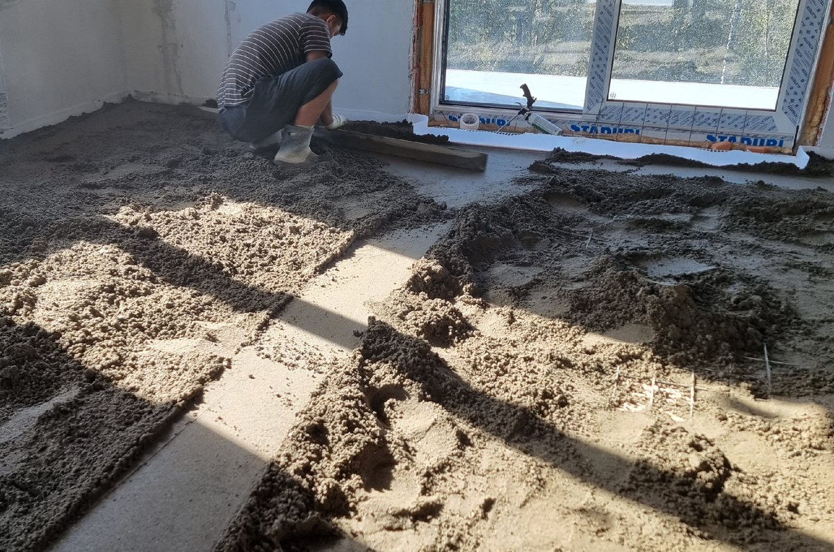 Устройство полусухой стяжки пола с пескобетоном в частном доме