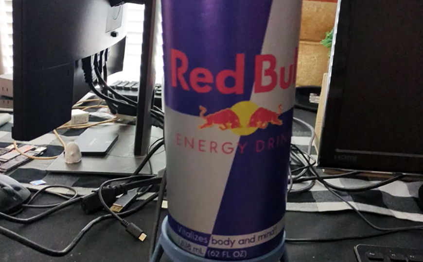 Банка Red Bull, которая тянет Doom и Mortal Kombat. Энтузиаст собрал компьютер для ретро-игр в небольшом цилиндрическом корпусе, стилизованном под банку Red Bull