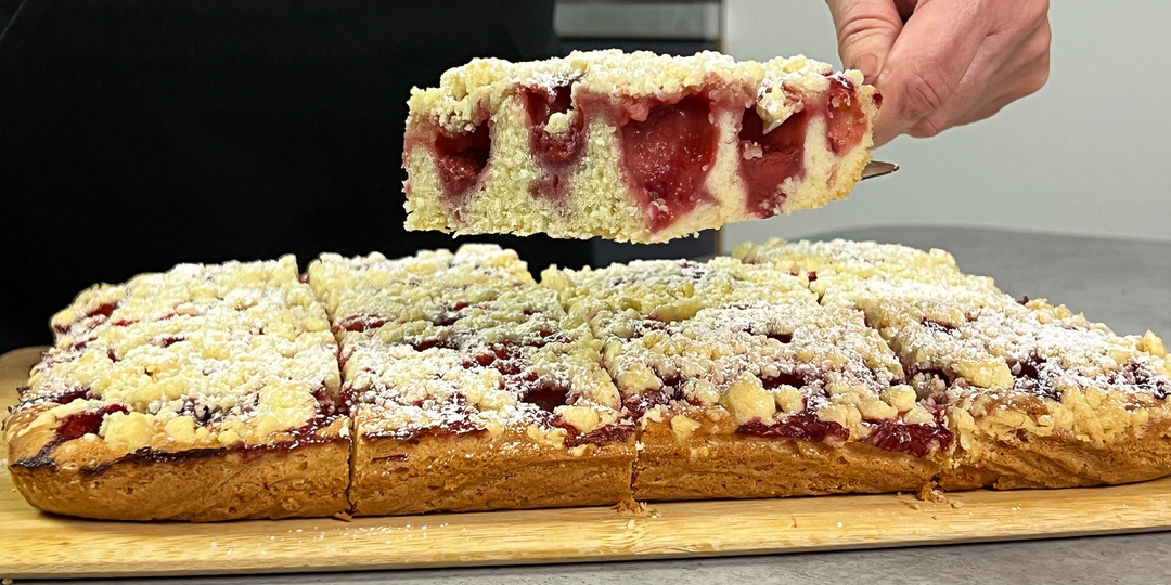 Пеките хоть каждый день пока есть замороженные ягоды! Все смешали за 5 минут и в духовку. Идеально к чаю!