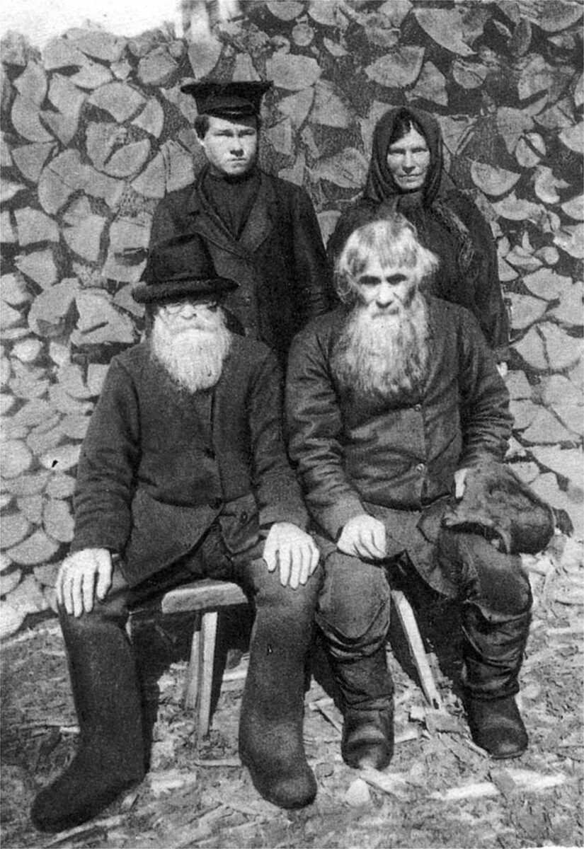 Основатели с. Ивановка (с 1932 Чальмны-Варрэ) коми-ижемцы Артиевы — Иван Григорьевич (справа) и его сын, Иван Иванович. 1929 г. Фото В. Чарнолуского. Из кн.: Чарнолуский В. В. В краю летучего камня