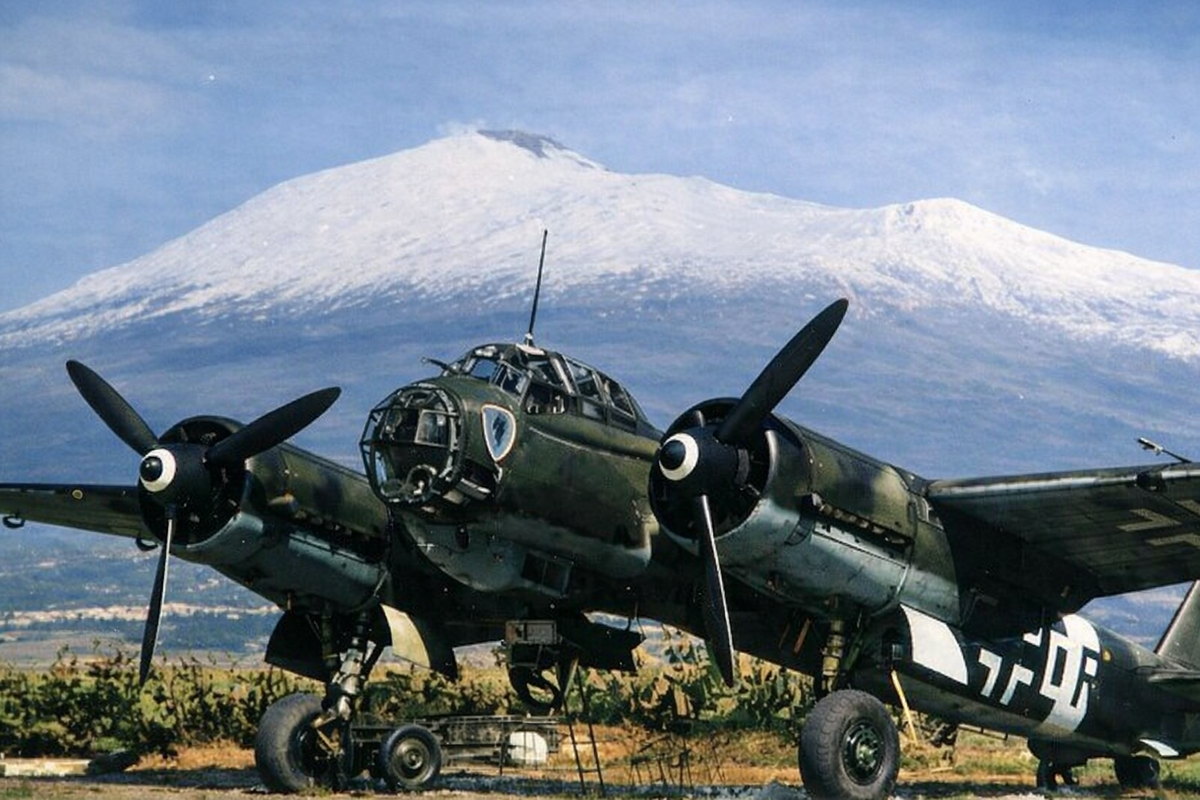 30-я боевая эскадрилья (Kampfgeschwader 30) эксплуатировала бомбардировщики Ju 88 на протяжении всей войны на различных театрах военных действий. Эта модель A-5 представляет собой усовершенствованные варианты бомбардировщиков, в разработку которых были включены уроки, извлеченные из первых боевых действий.