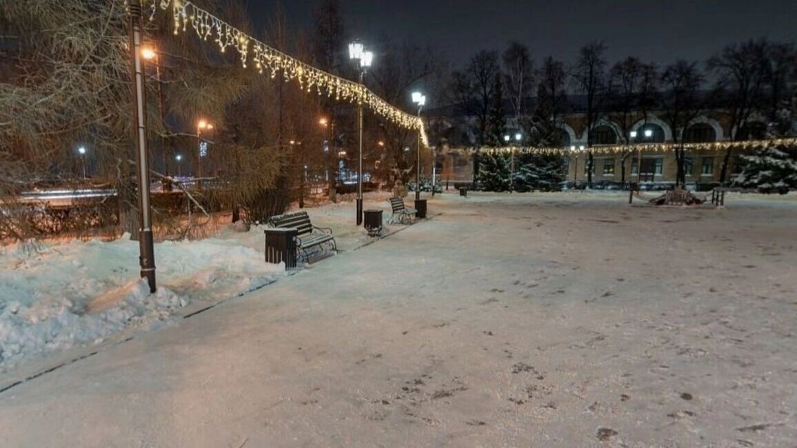   Классика жанра. Главный перекресток города встречает праздник строгой элегантностью: ровные линии огней и сияющие шары на фонарях   yandex.ru/maps