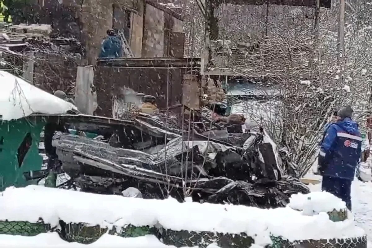    Дом находится практически на краю деревни. Кроме того, обзор на семейное гнездо для соседей перекрывает промзона, утверждает староста деревни.