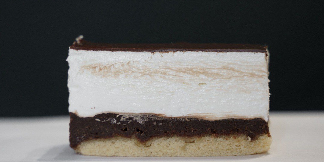 Пирожное Волга - то, что обязательно нужно попробовать в Саратове. Сравниваем цены в 5 заведениях.