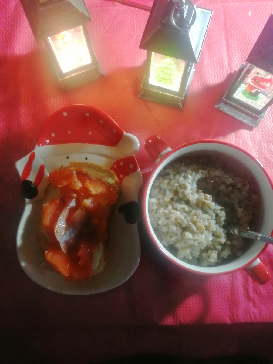 Гречка, цикорий и бутерброд с красной рыбой.