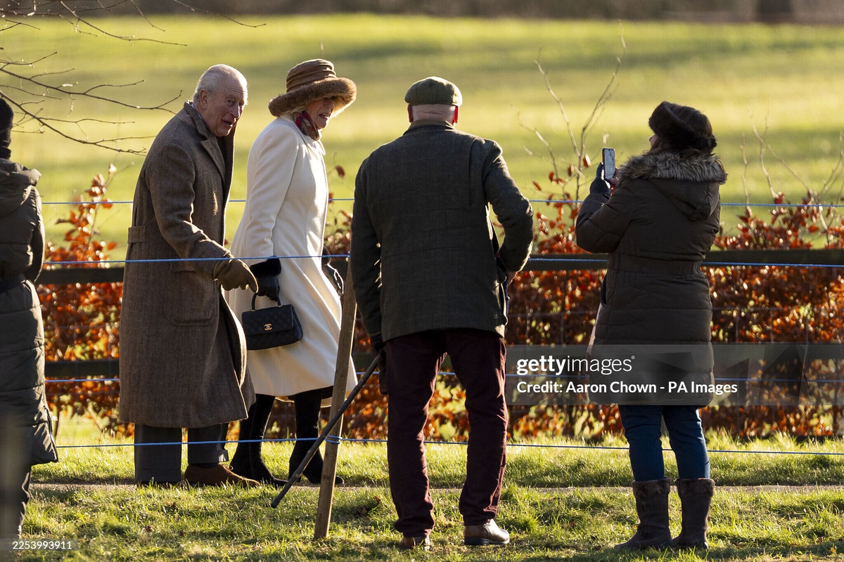 Король Карл и Камилла 4 января 2026 года в Сандрингеме, по дороге в церковь