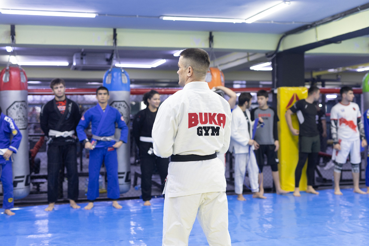 Тренер Руслан Якубов и его ученики на аттестации по джиу-джитсу в Ташкенте. Момент получения новых поясов, традиции BJJ и атмосфера командного роста. Спорт и боевые искусства в Узбекистане