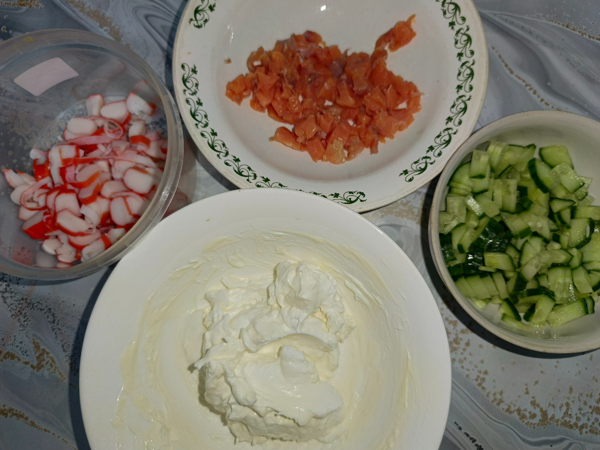 Крабовые палочки 100 гр. Форель соленая 100 гр. Огурец 1/2 шт. Творожный сыр 150 гр.