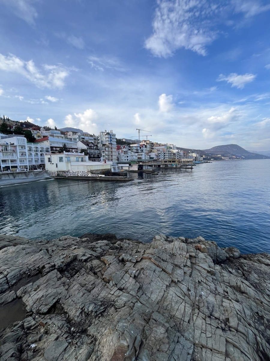 Вид на пооселок Утес со скалы