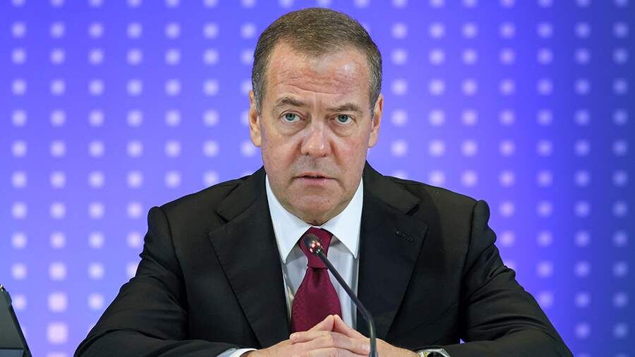 Медведев назвал реакцию Европы на события в Венесуэле двойными стандартами