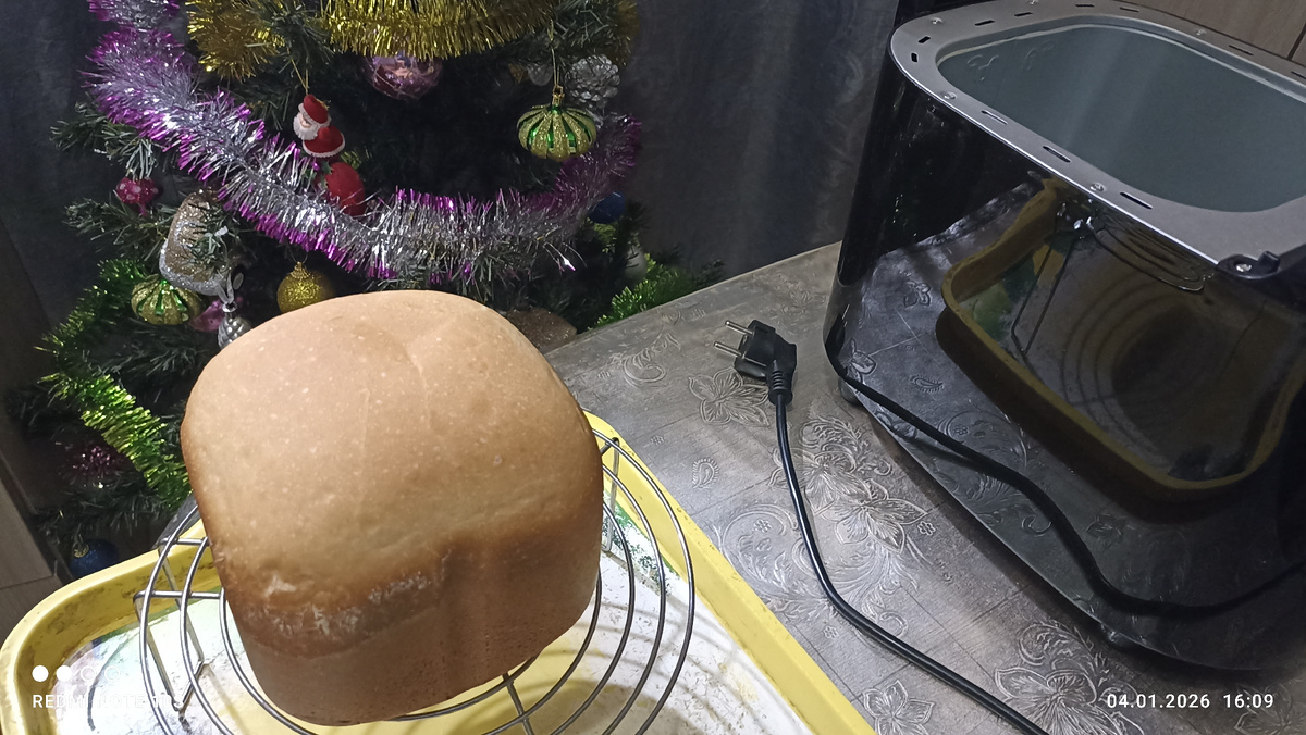 Вот такой хлеб получился в хлебопечке. Фото автора.