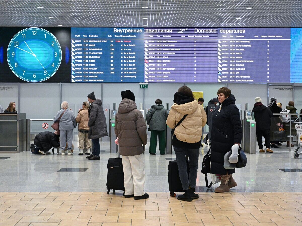   Пассажиры в терминале аэропорта Домодедово | © РИА Новости / Рамиль Ситдиков