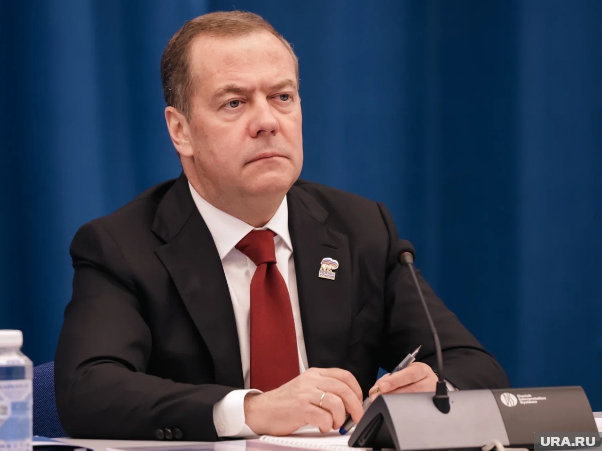     Медведев осудил реакцию Европы на захват Мадуро