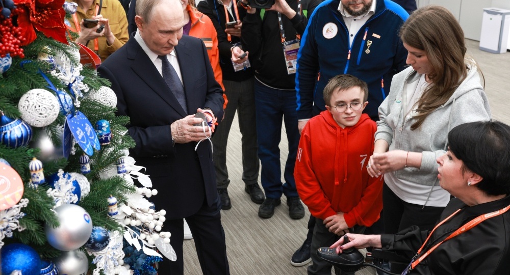 "Елка желаний-2026": Как ведущие политики снова побывали Дедами Морозами и какие мечты они исполнили