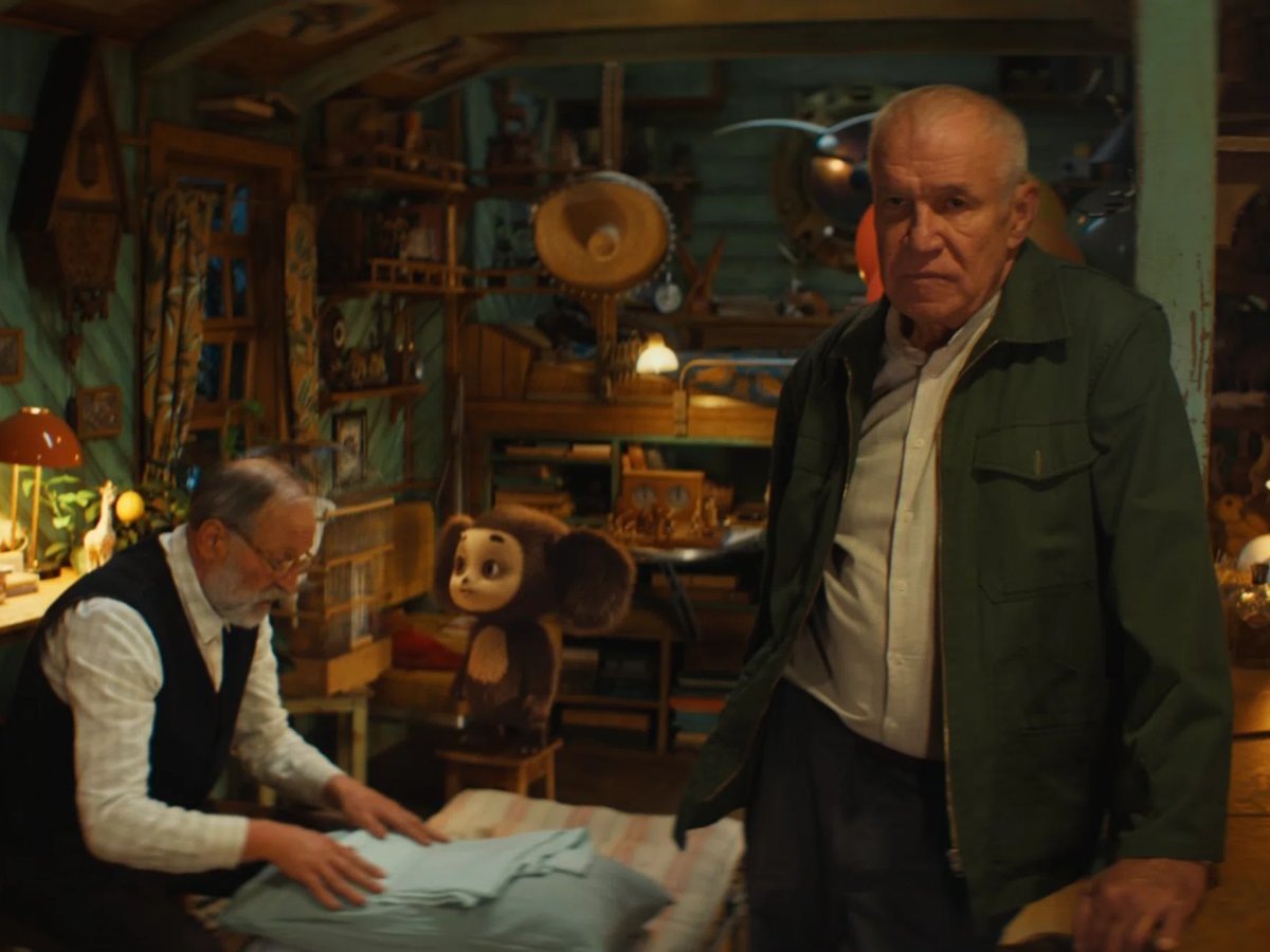    Сергей Гармаш исполнил роль Геннадия Петровича (Гены), а Федор Добронравов — Валерия Завгороднего, специалиста по экзотическим животным, друга Гены