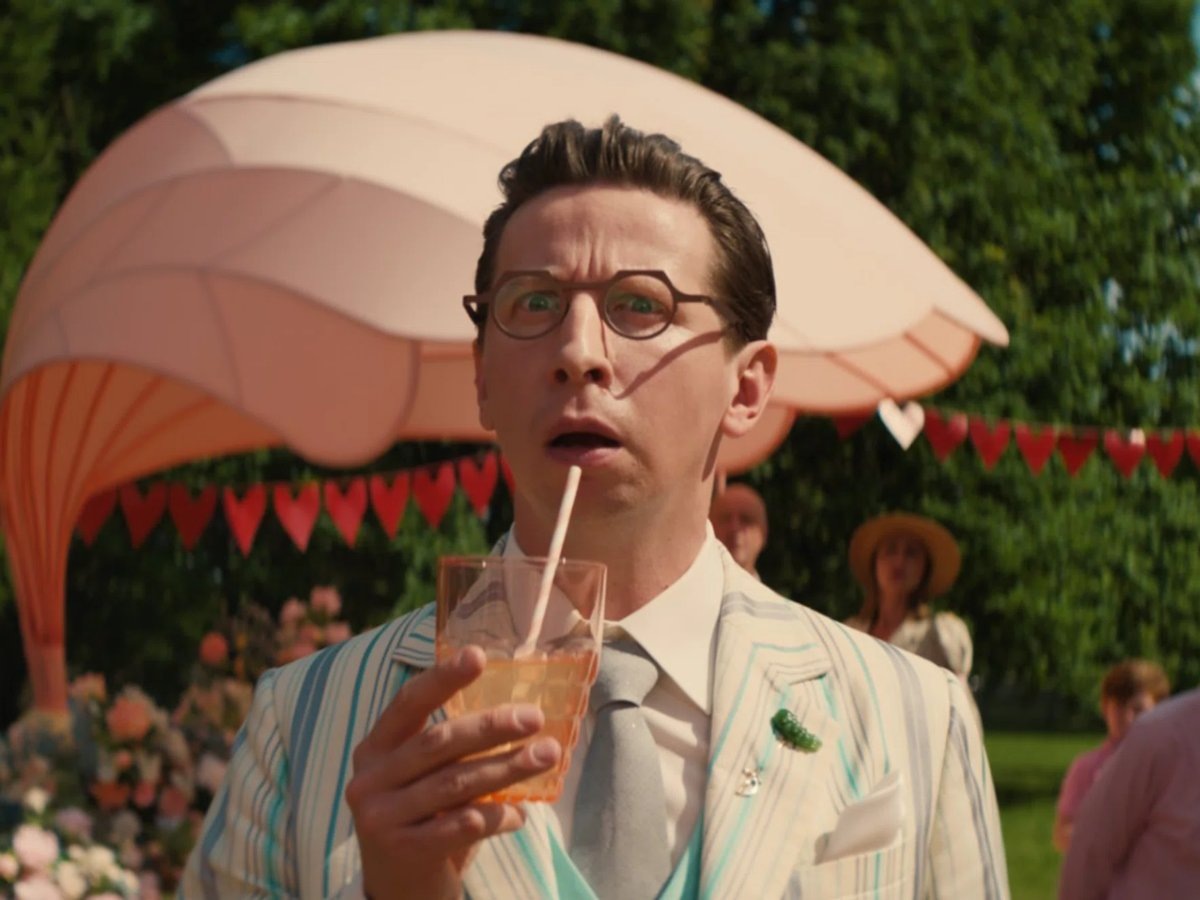    Дмитрий Лысенков — актер, исполнивший роль Лариона, помощника Риммы, в фильме «Чебурашка 2»