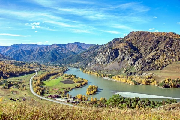 Это неплохо когда со временем дорога и окрестности становятся только 
лучше, а места вокруг остаются прежними и радуют глаз ... С Воскресением
 Вас!   

Осень, Катунь, Алтай, Чемальский тракт, долина Сартакпая ...   

  