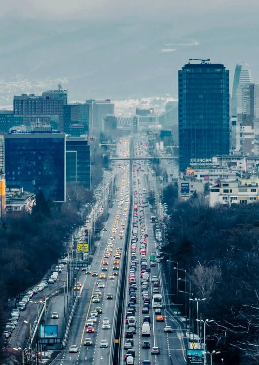 Фотография Етюд-и-те на София. 4 января 2026 года, жители Софии возвращаются в город после длинных выходных.