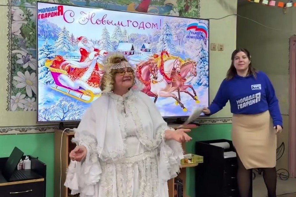    Новогодний карнавал организовали активисты в Мариупольском центре «Забота». Фото: МГЕР