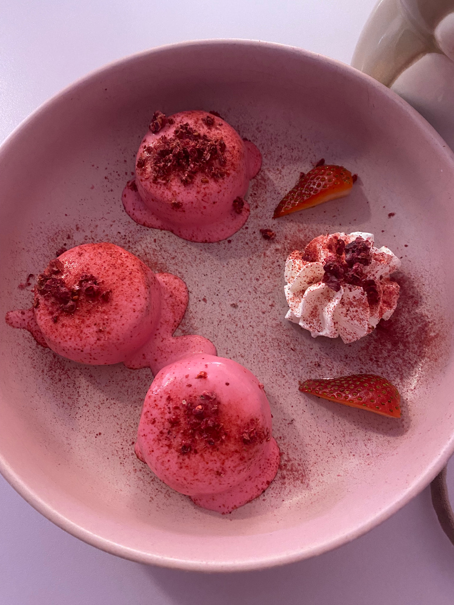 Оставила на тарелочке чуть сырника и не стала есть сливки, хотя я так люблю) 