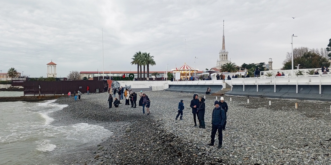 Землетрясение не почувствовали. Как туристы проводят новогодние праздники у моря в Сочи