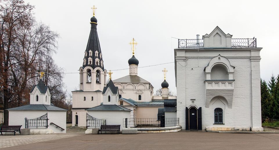    Церковь Спаса Нерукотворного Образа в Долгопрудном осенью / Медиасток.рф