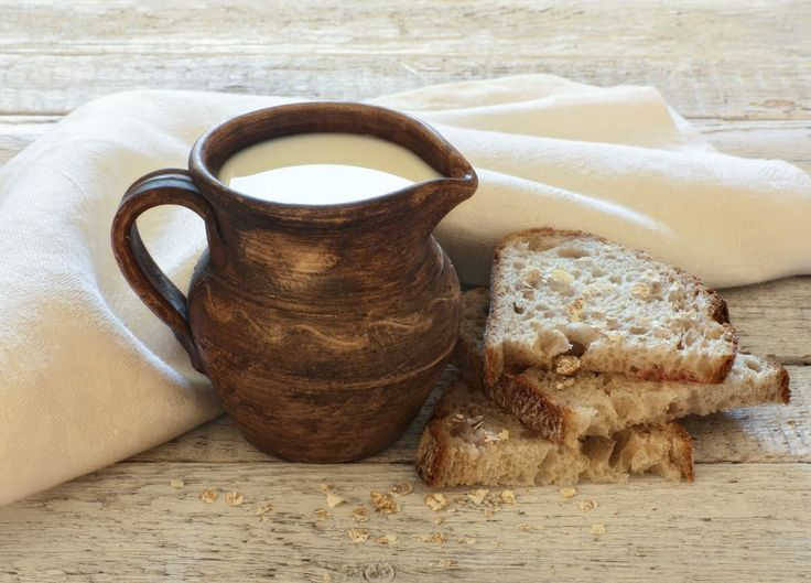Кружка парного молока с куском ржаного хлеба может заменить обед 