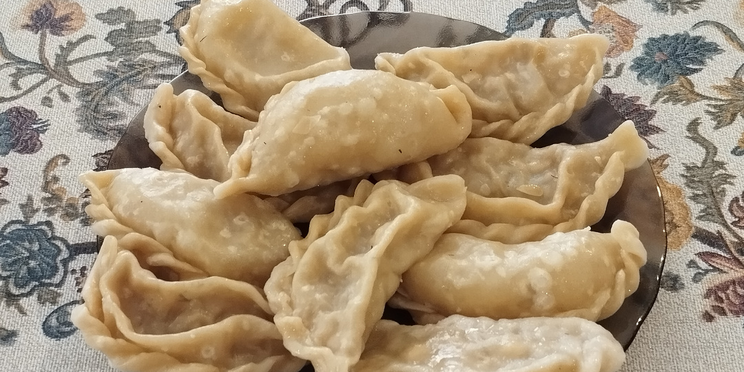 Китайские пельмени, похожие на вареники, приготовленные на пару с капустной начинкой.