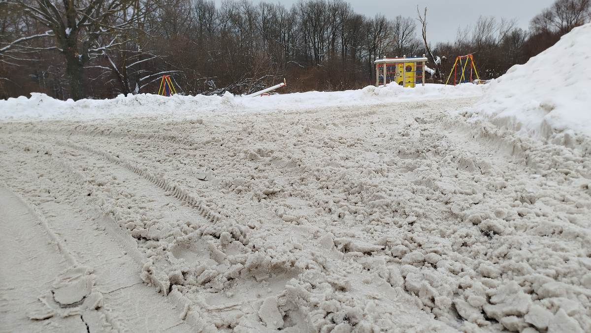 К слову, город до сих пор не расчищен. Под ногами - снежная каша