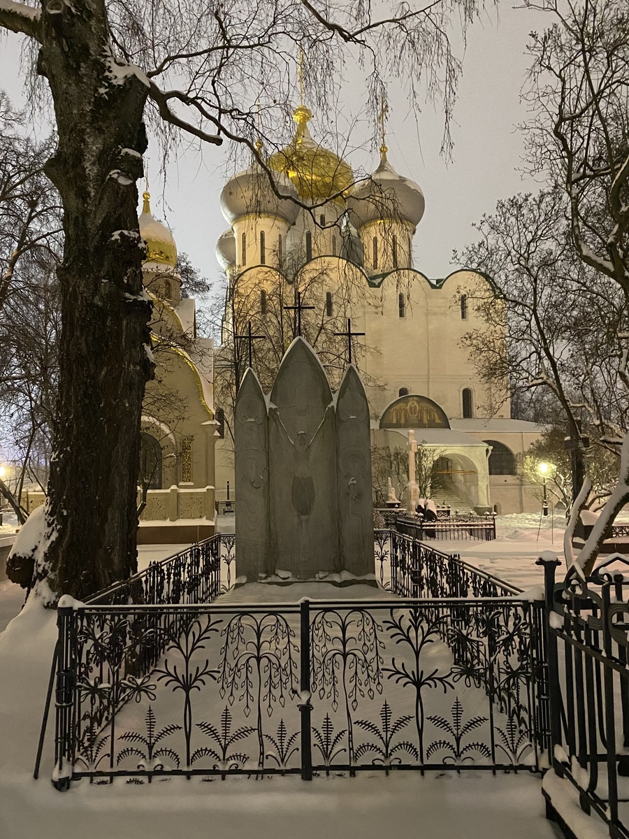 Надгробие Афанасия Васильевича Бурышкина на территории Новодевичьего монастыря