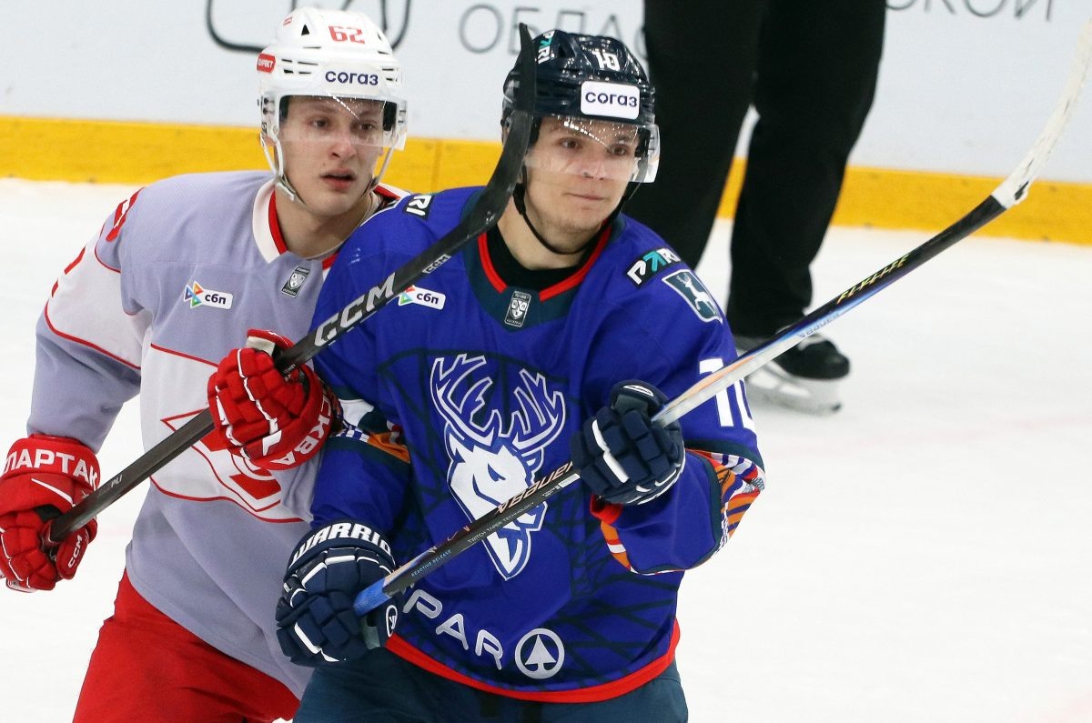    Владислав Фирстов своим фолом в чужой зоне поспособствовал поражению торпедовцев, а спартаковец Даниил Орлов забросил две шайбы