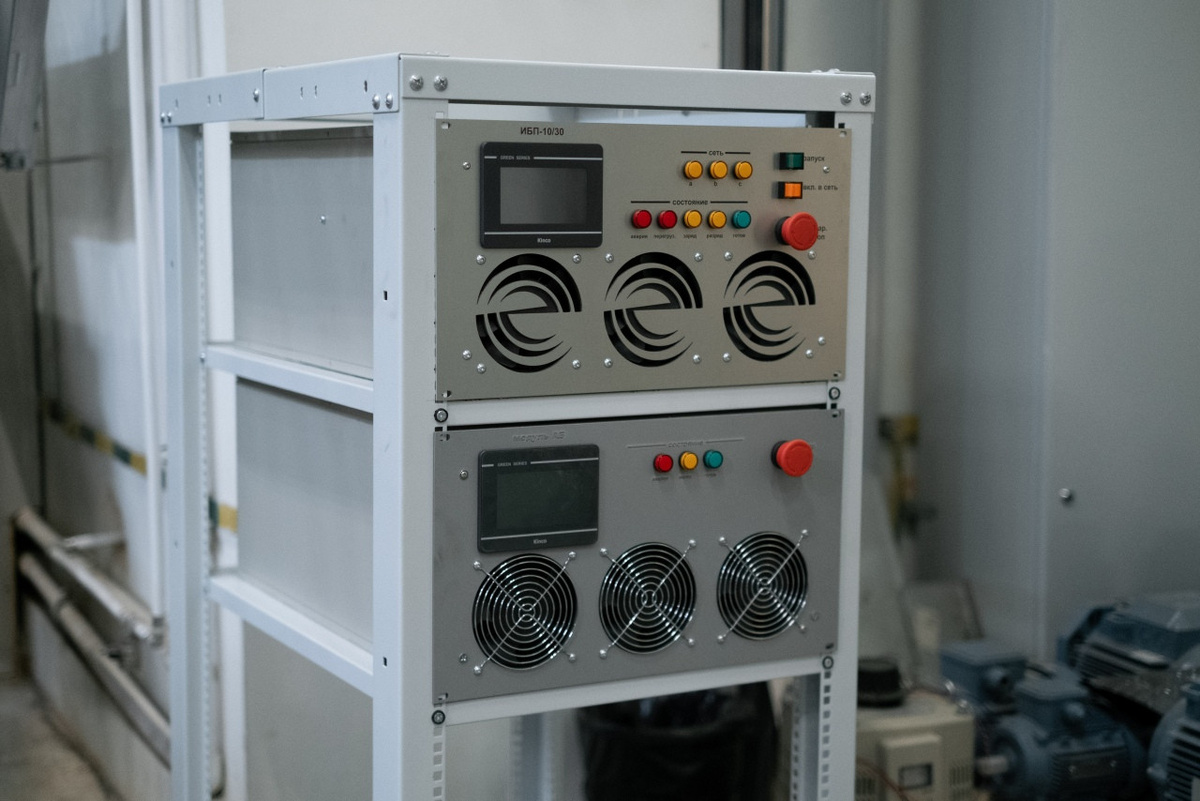    Фото:https://etu.ru/ru/nauchnaya-i-innovacionnaya-deyatelnost/novosti1/v-leti-sozdali-umnyj-kontroller-dlya-predotvrashheniya-skachkov-napryazheniya-v-promyshlennyh-elektrosetyah