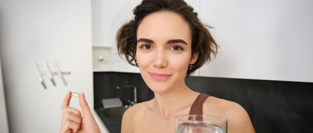 Красота начинается с лекарств: как медикаменты влияют на состояние кожи, волос и ногтей и что скрывает инструкция