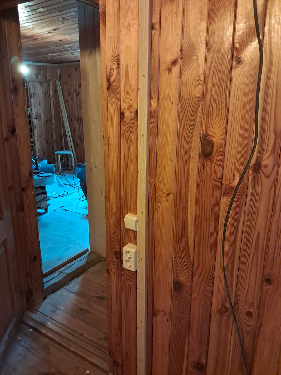 Монтаж розеток по дереву