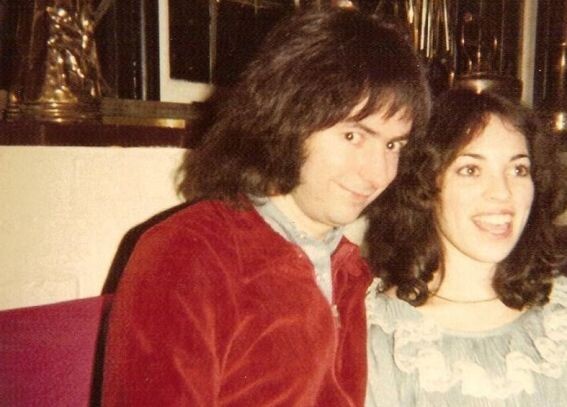 Ричи Блэкмор в 1979 году. Слева от него - его третья жена Эми Ротман, правда, поженились они только в 1981-м. Кстати, это именно та женщина, с которой Ричи в самом конце 1978-го заглянул к Иэну Гиллану с целью переманить его в Rainbow