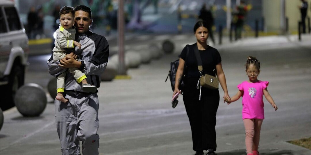 Венесуэльцы массово скупают консервы и яйца