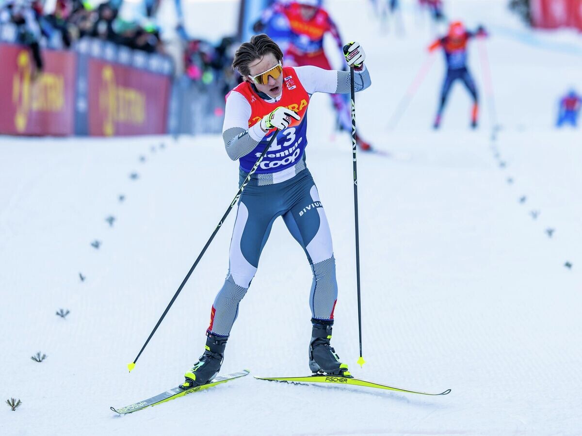    Россиянин Савелий Коростелев финиширует во время мужского масс-старта на 10 километров свободным стилем в рамках "Тур де Ски" в Валь-ди-Фьемме, Италия. 4 января 2026 | © Getty Images / Grega Valancic/VOIGT