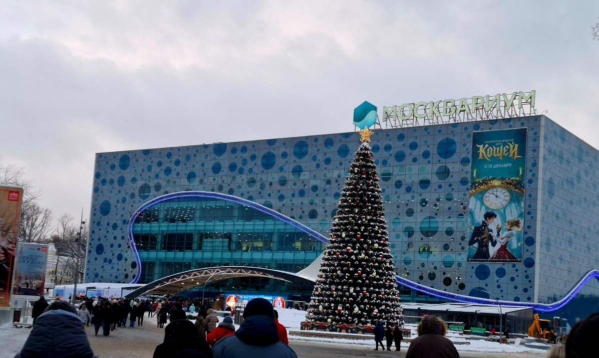 Обратите внимание на очередь перед входом🤭