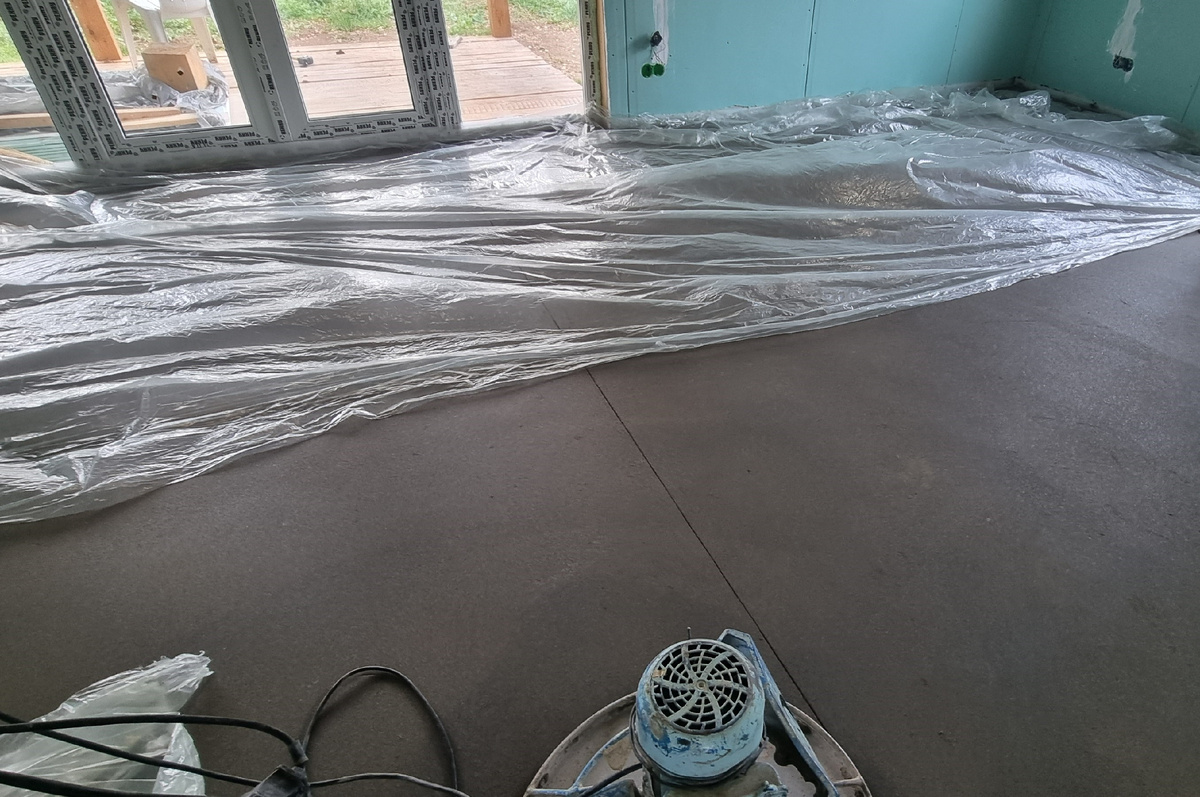 Полусухая цементная стяжка пола по маякам