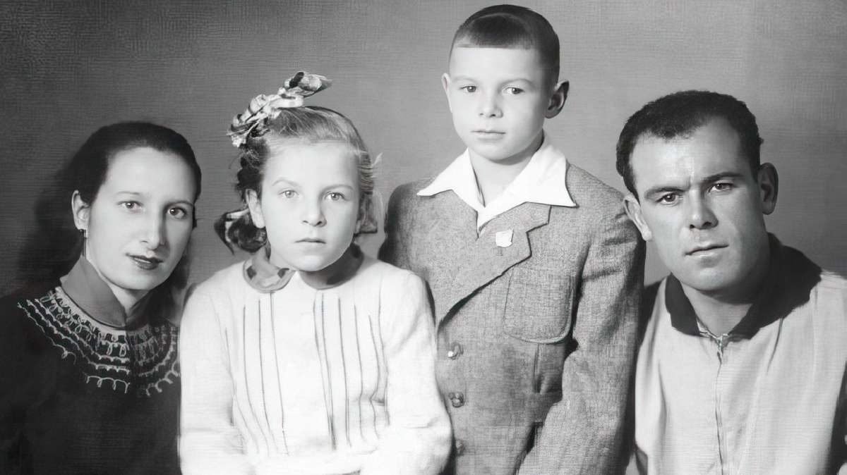 Валерий Харламов с родителями и сестрой (1956 г)