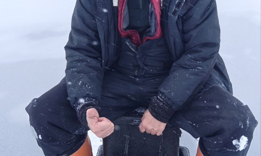 Сегодня на льду десятка три знакомых лиц